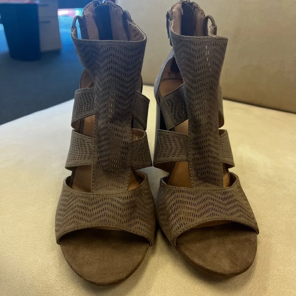 Torrid Brown Strappy Block Heel Sandals sz 7.5W EUC - Picture 2 of 6